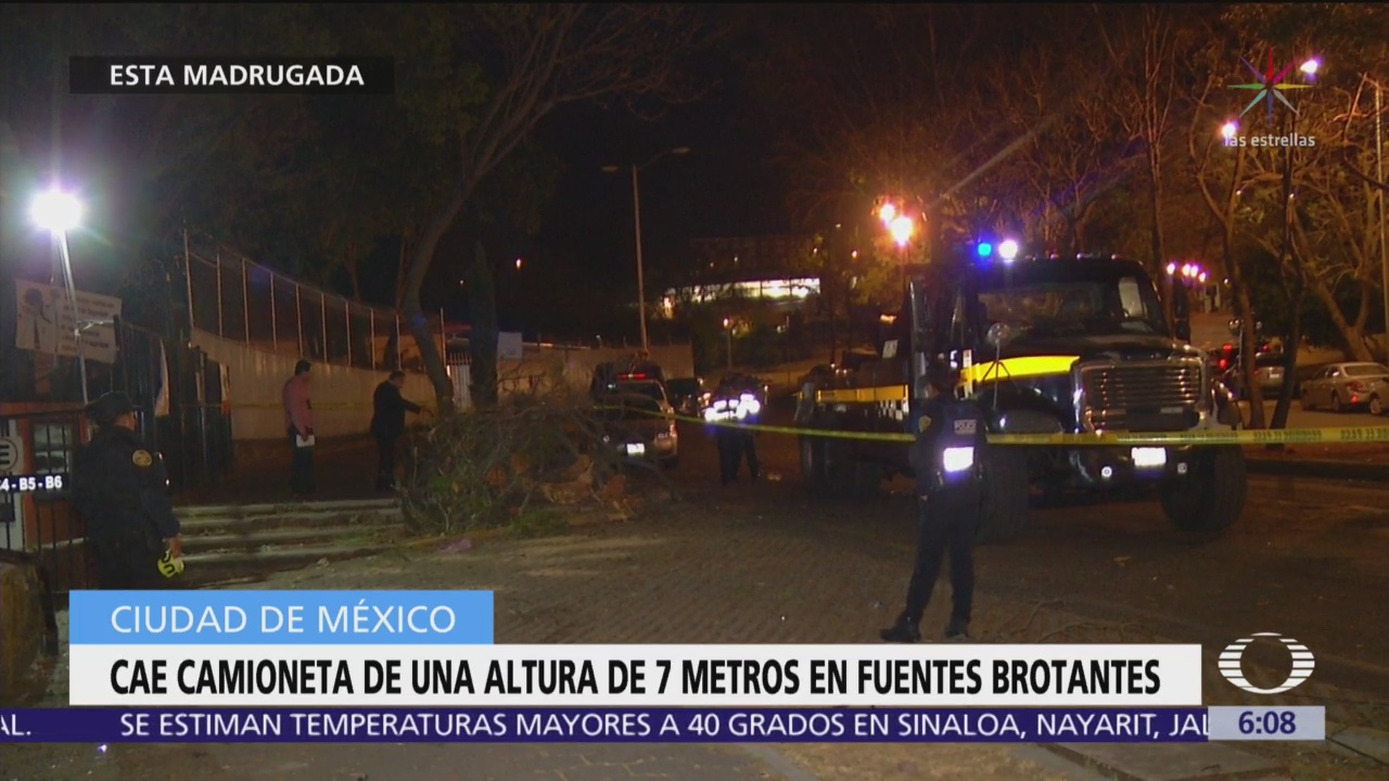 Cae camioneta de una altura de 7 metros en Fuentes Brotantes, CDMX