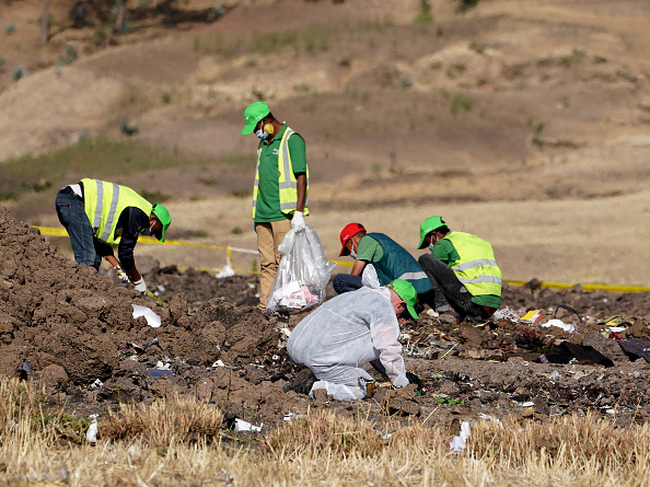 Foto: Investigadores forenses recolectan efectos personales del accidente del vuelo ET272 de Ethiopian Airlines en Bishoftu, Etiopía, 13 marzo 2019