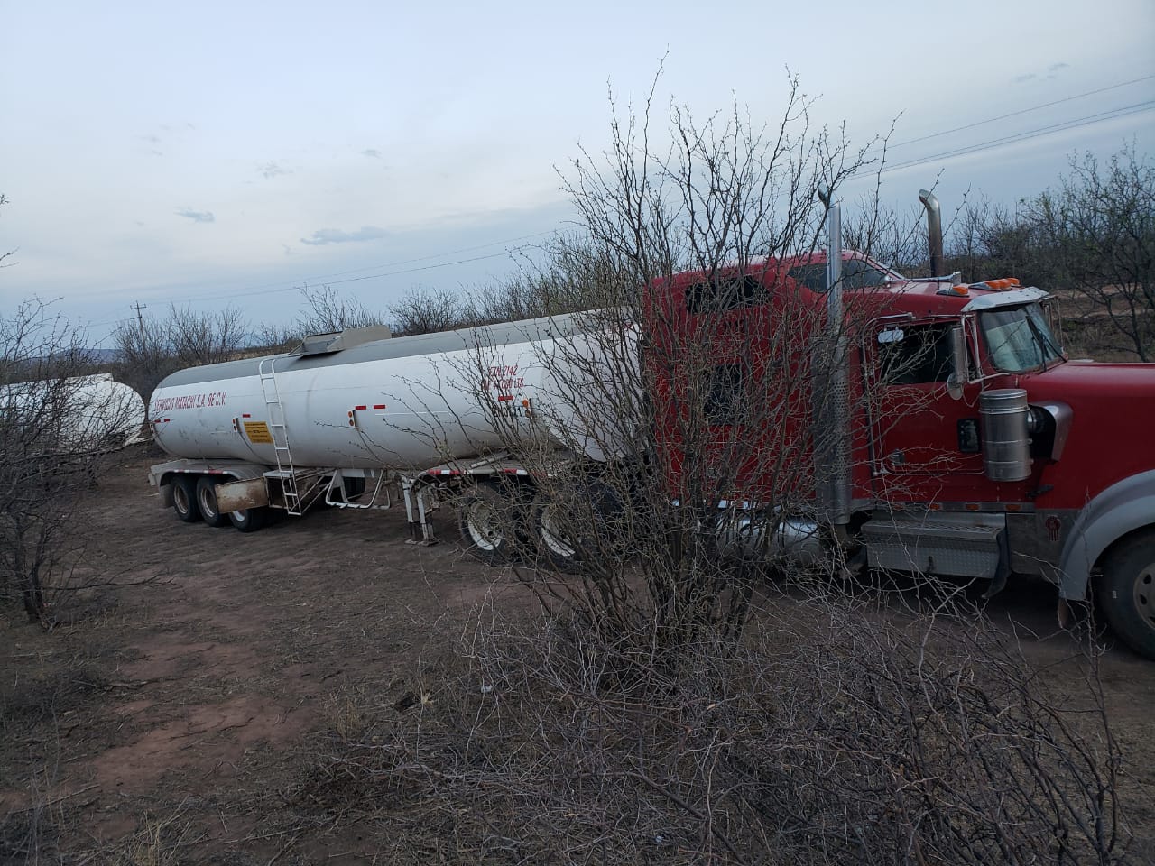 Camiones cisterna con combustible, asegurados en Chihuahua