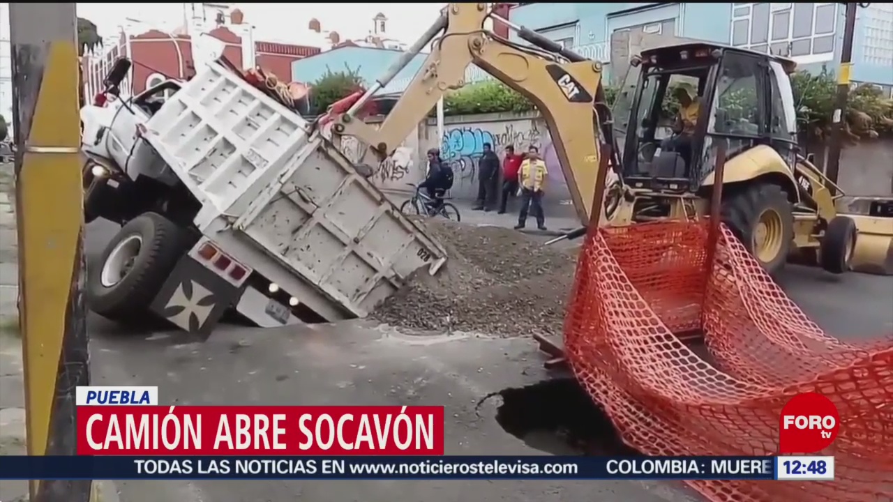 Camión con grava abre socavón en calle de Puebla