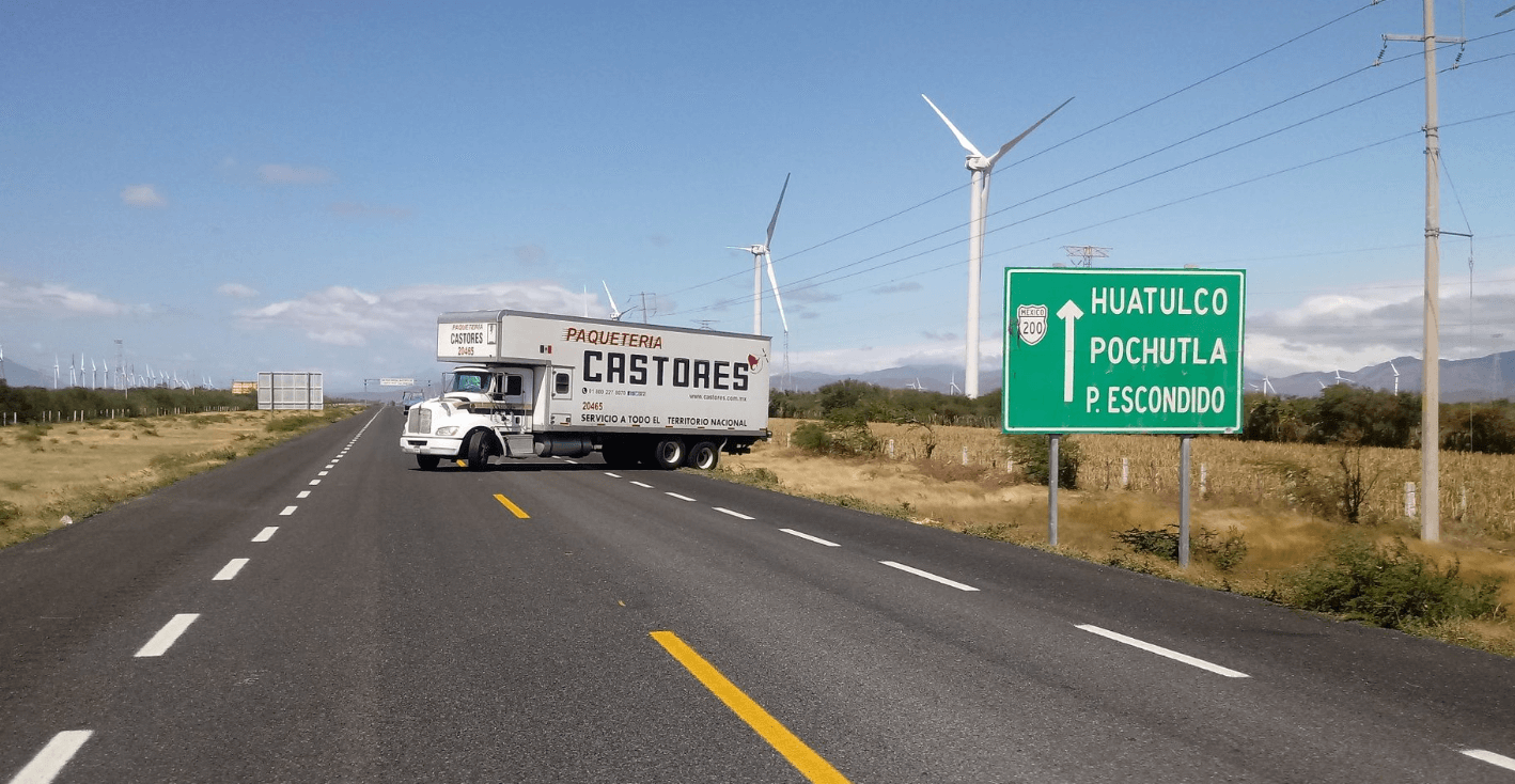 FOTO Vientos de 100 km/hr obligan a estacionar tráileres en La Ventosa Twitter @mmulopez 6 marzo 2019