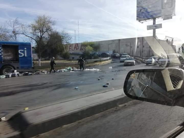 Ciudadanos evitan rapiña de refrescos que cayeron de un camión repartidor