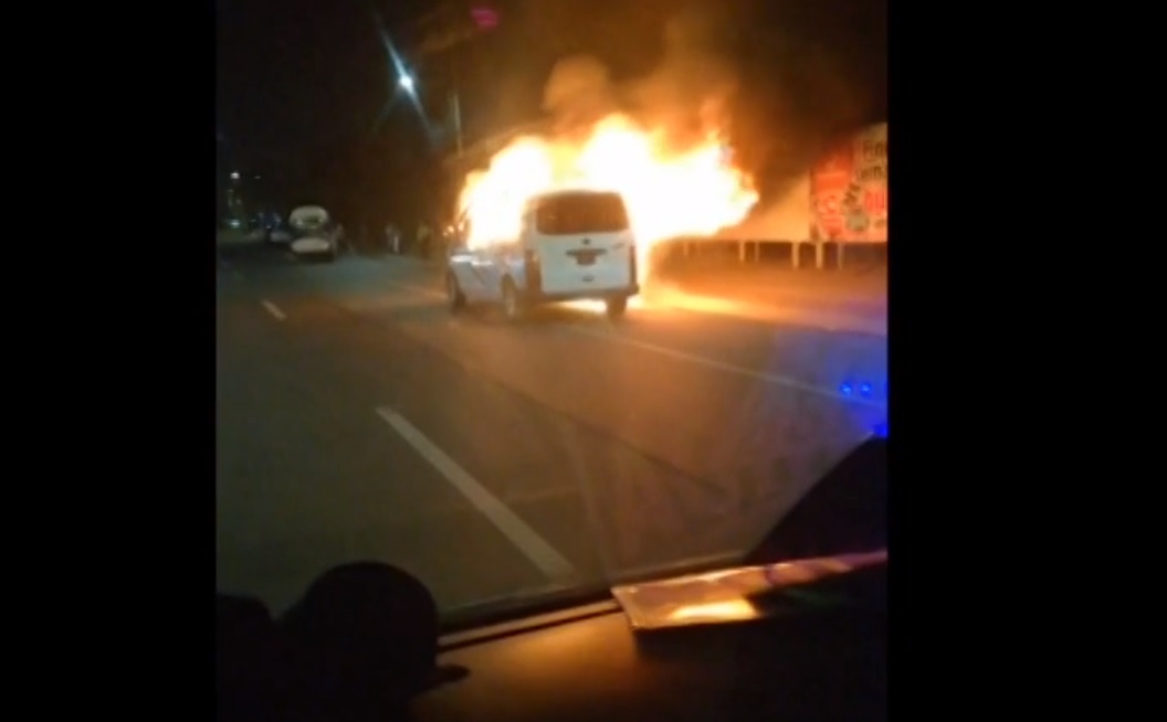 Incendian camioneta de transporte público en Tecámac