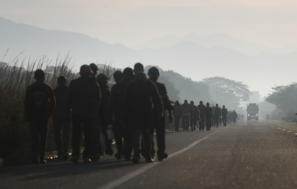 Foto: Integrantes de la caravana migrante caminan a lo largo de una carretera en su camino hacia los Estados Unidos, 31 marzo 2019
