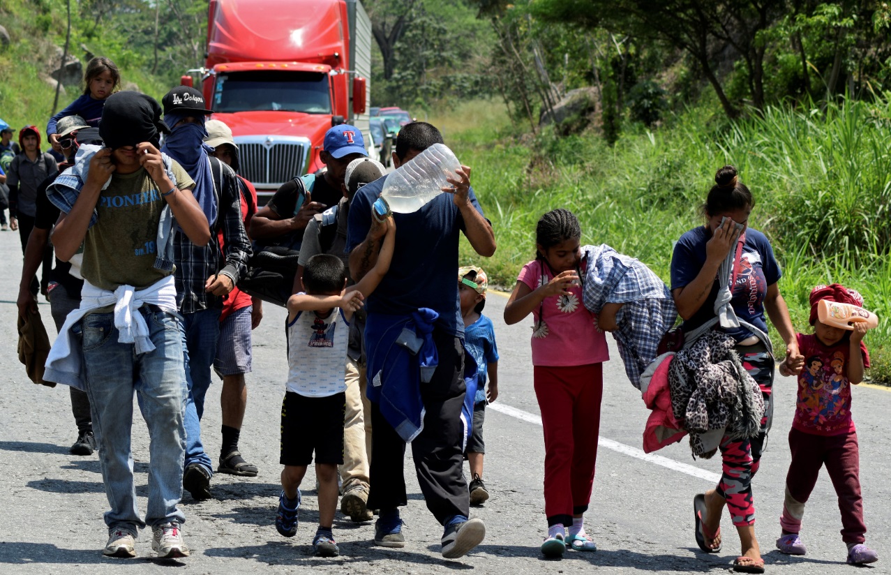 Foto: Migrantes de América Central caminan en una carretera en el estado de Chiapas, México, durante su viaje hacia Estados Unidos, 30 de marzo de 2019 (Reuters)