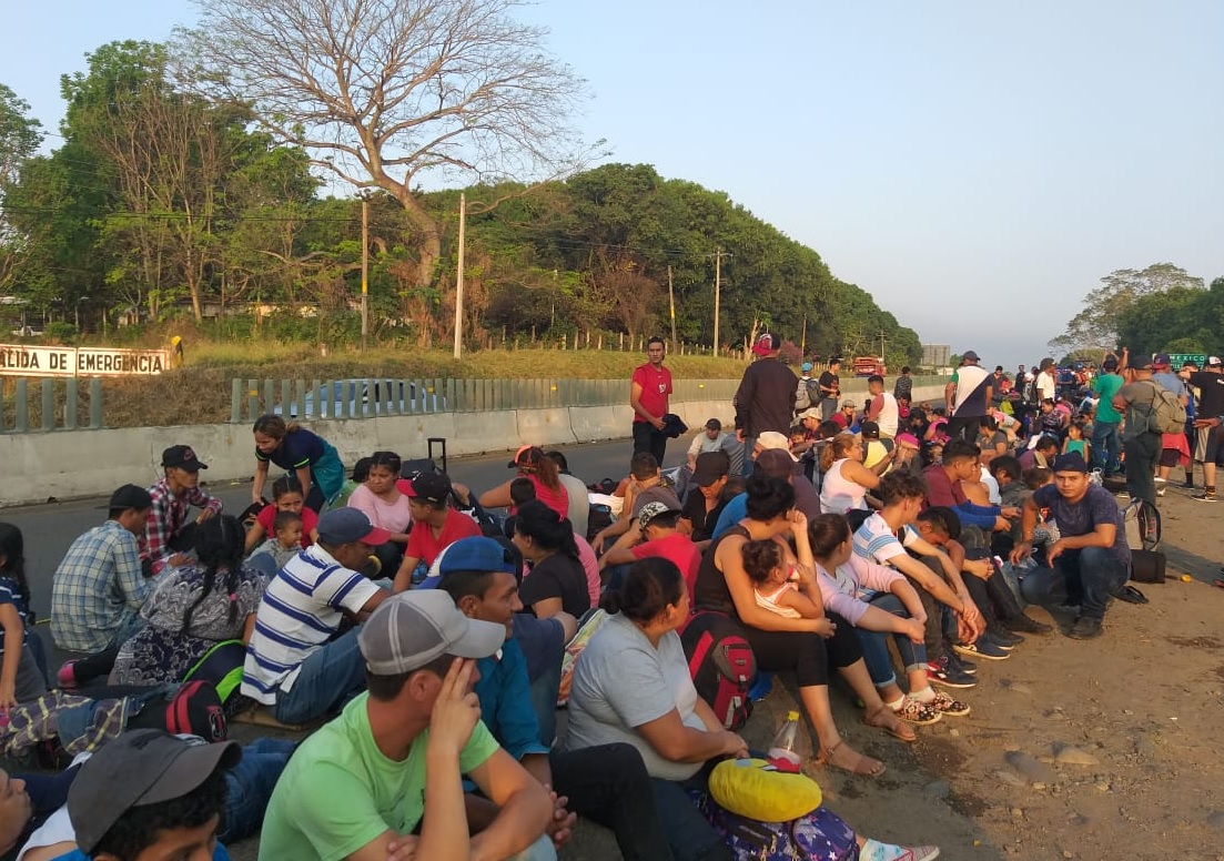 Mil 200 migrantes de una nueva caravana salen de Chiapas