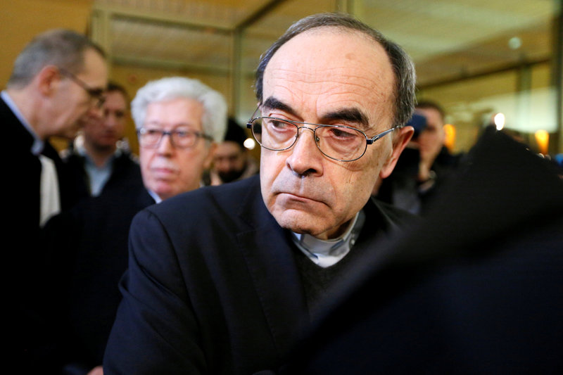 Condenan a cardenal francés por ocultar abusos de cura pederasta