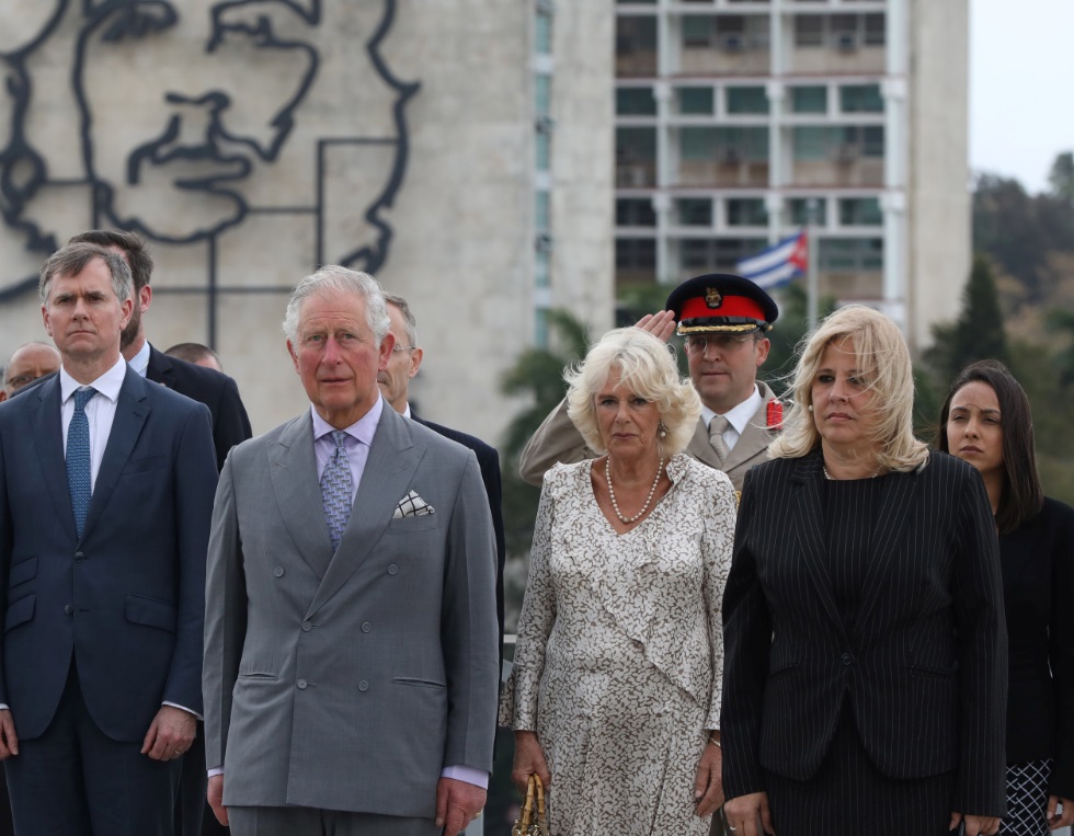 Foto: El príncipe Carlos y Camilla, duquesa de Cornualles, de Gran Bretaña, se paran cerca de una imagen de Ernesto "Che" Guevara en el monumento José Martí en La Habana, Cuba, marzo 24 de 2019 (Reuters)