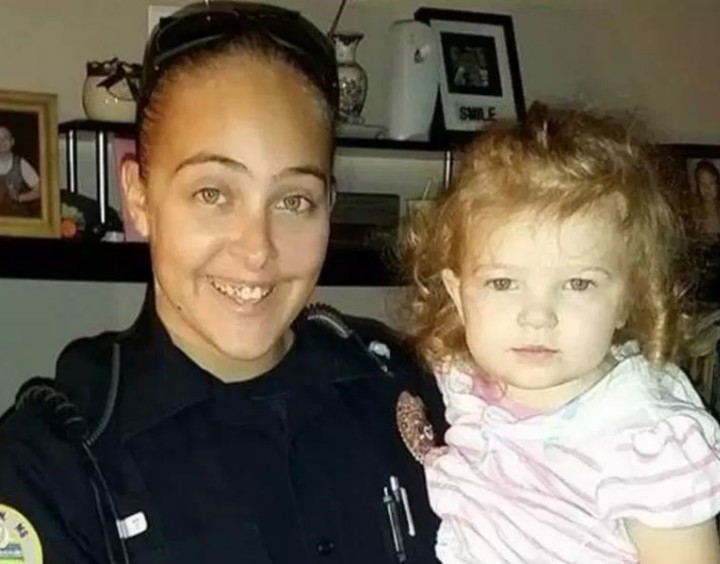 Cassie Barker junto a su hija, Cheyenne, antes del incidente (New York Post)