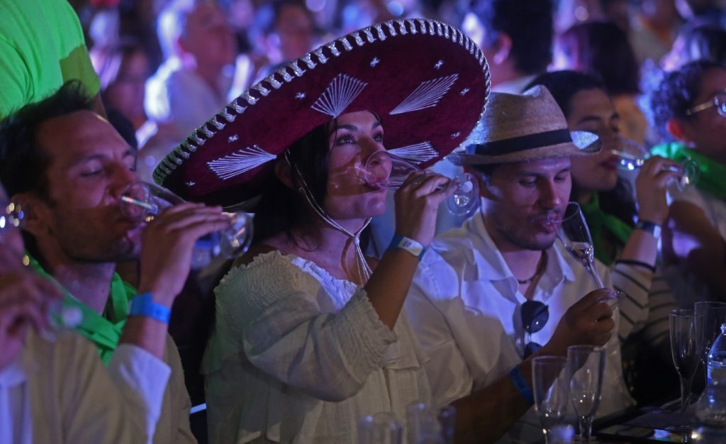 México logra Récord Guinness de la cata de tequila más grande del mundo
