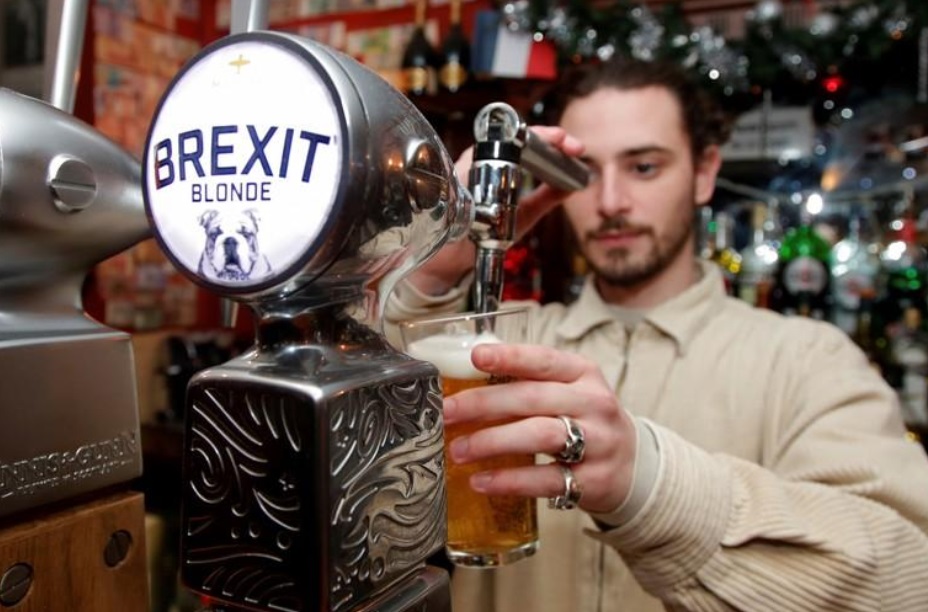 Foto: Un barman sirve una cerveza de barril Brexit en París, Francia, marzo 11 de 2019 (Reuters)