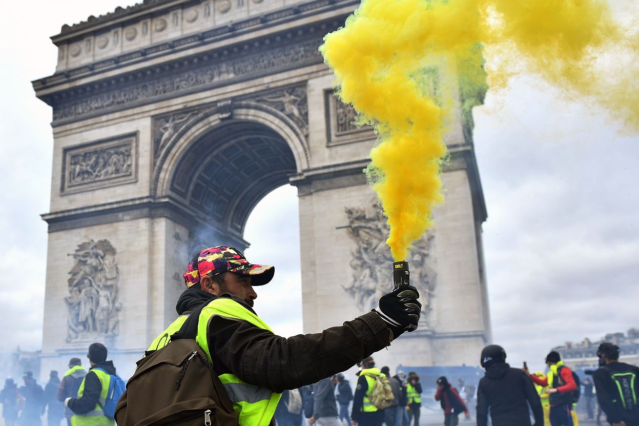 'Chalecos amarillos' lanzan ultimátum en nueva jornada violenta en Francia