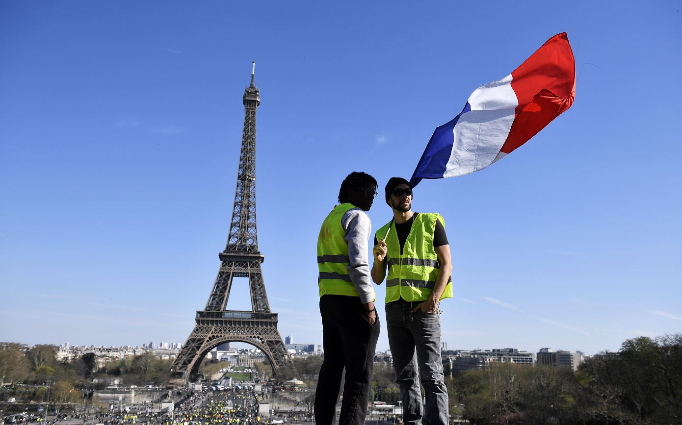 Chalecos amarillos protestan en Francia en apoyo a activista herida por policías