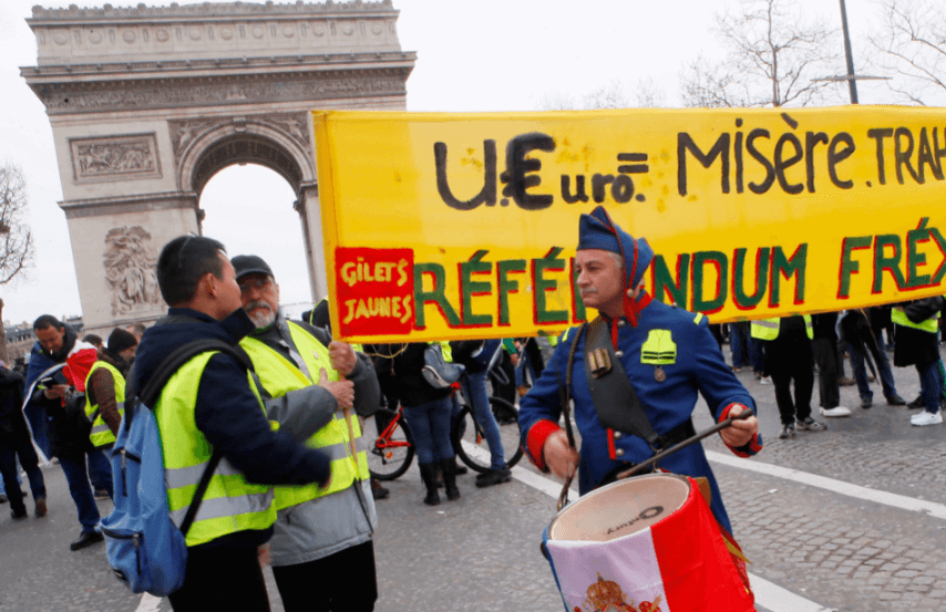 FOTO Chalecos amarillos marchan, encabezados por mujeres, en París AP 9 marzo 2019 paris