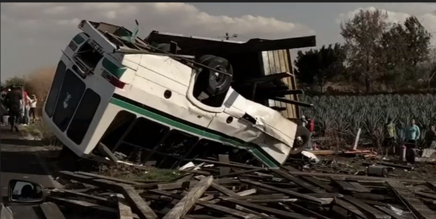 Choque entre camioneta y camión deja tres muertos en Guanajuato