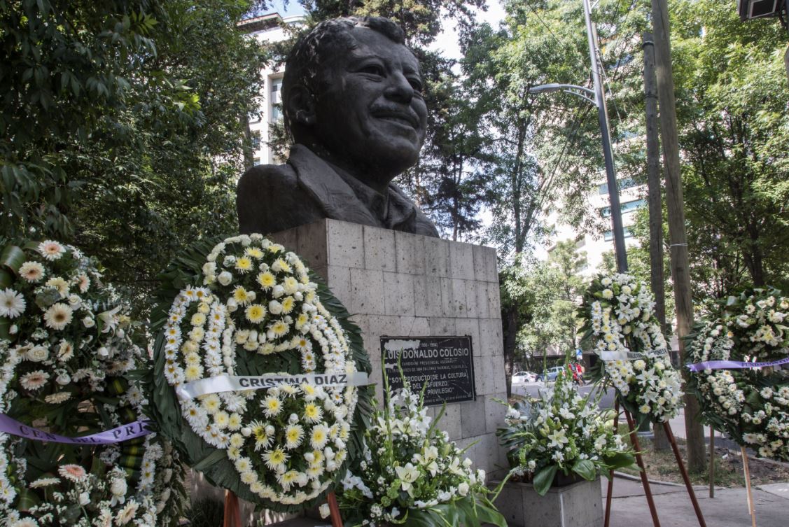 Foto: Ofrendas florales fueron colocadas en la escultura que recuerda a Luis Donaldo Colosio, a 25 años de su asesinato en Lomas Taurinas, Tijuana, el 23 de marzo de 2019 (Cuartoscuro)