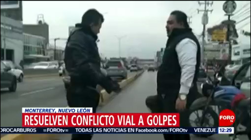 Conductores de auto y moto se golpean en Monterrey