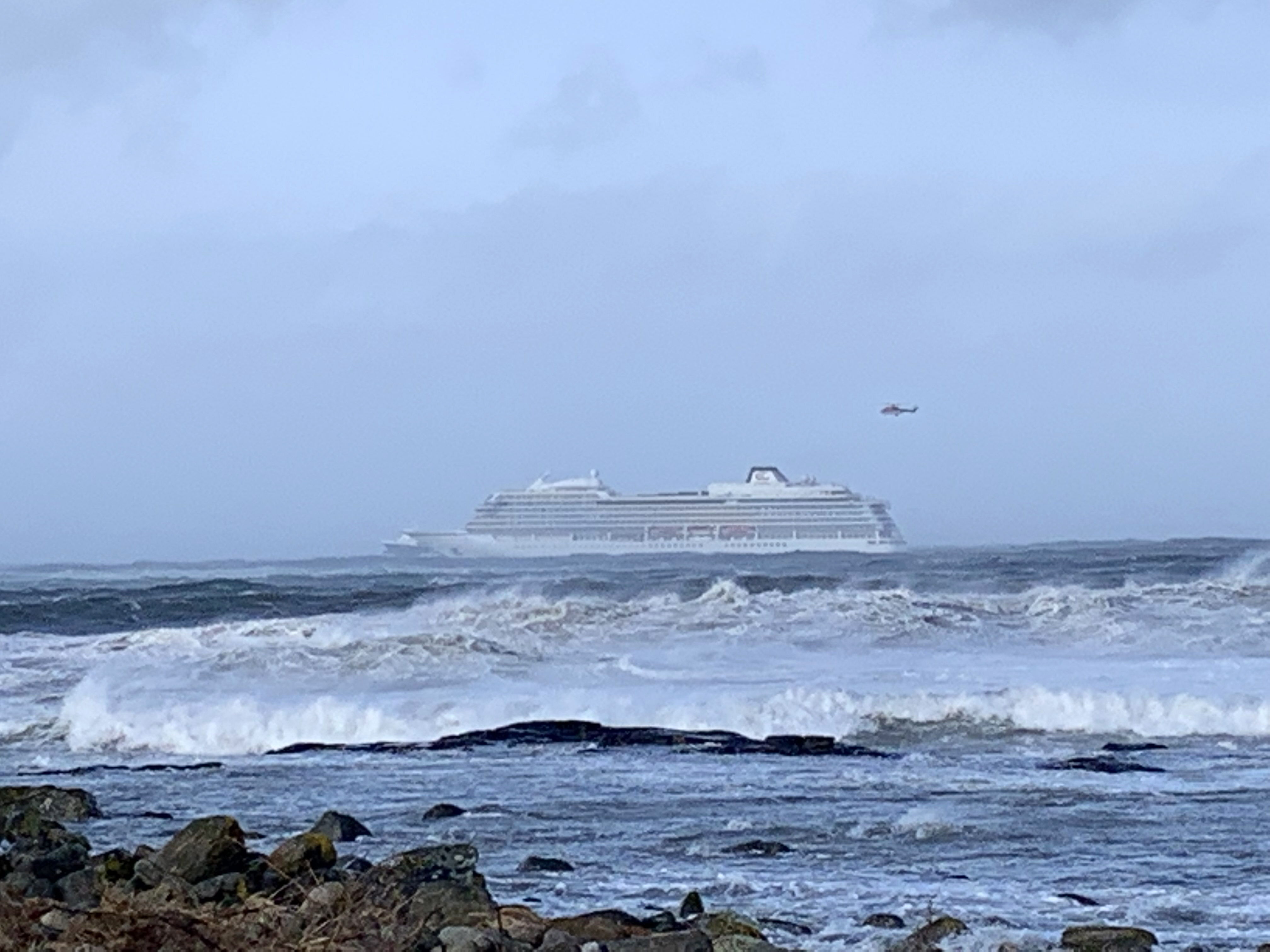 Foto: El crucero ‘Viking Sky’ presentó problemas en sus motores cuando navegaba junto a la costa de Hustadvika, en Noruega, 24 marzo 2019
