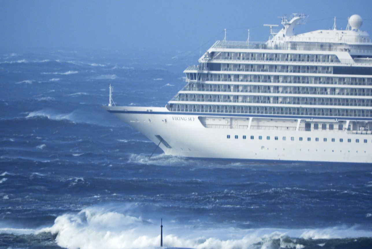 Ordenan evacuar crucero con 1,300 personas en Noruega por falla en motor