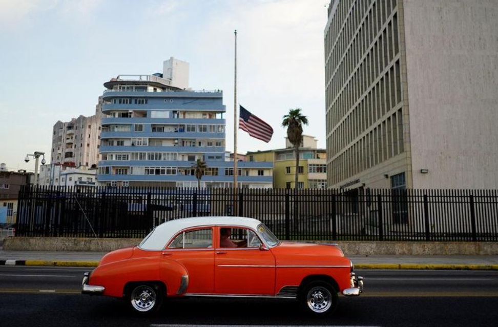 Foto: Un auto antiguo pasa frente a la embajada de Estados Unidos en La Habana, Cuba, 19 de abril, 2018 (Reuters)