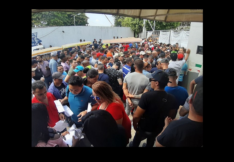 Cubanos toman oficinas de migración para exigir trámite de salida