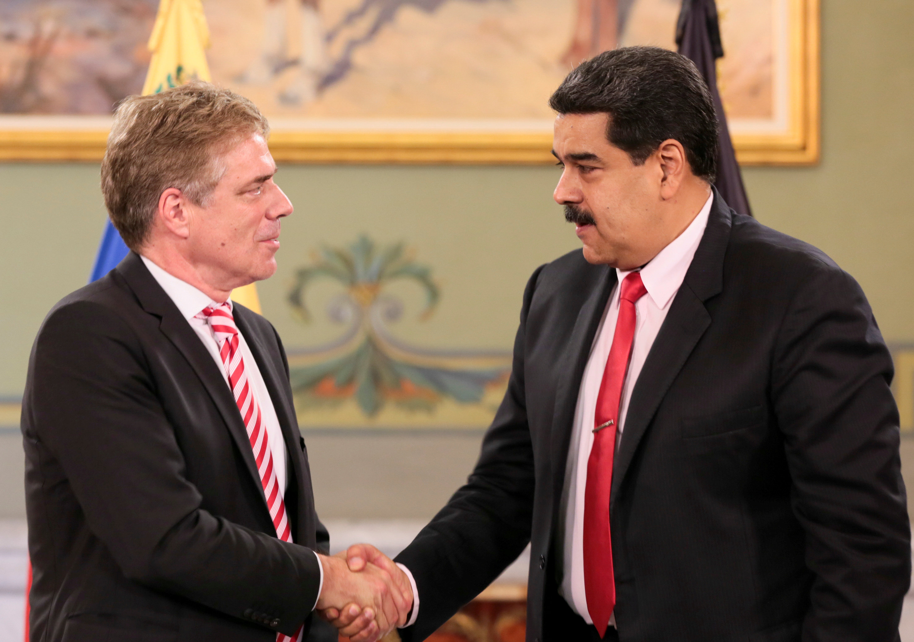 Foto: El presidente de Venezuela, Nicolás Maduro, le da la mano al embajador de Alemania en Venezuela, Daniel Martin Kriener, 6 marzo 2019