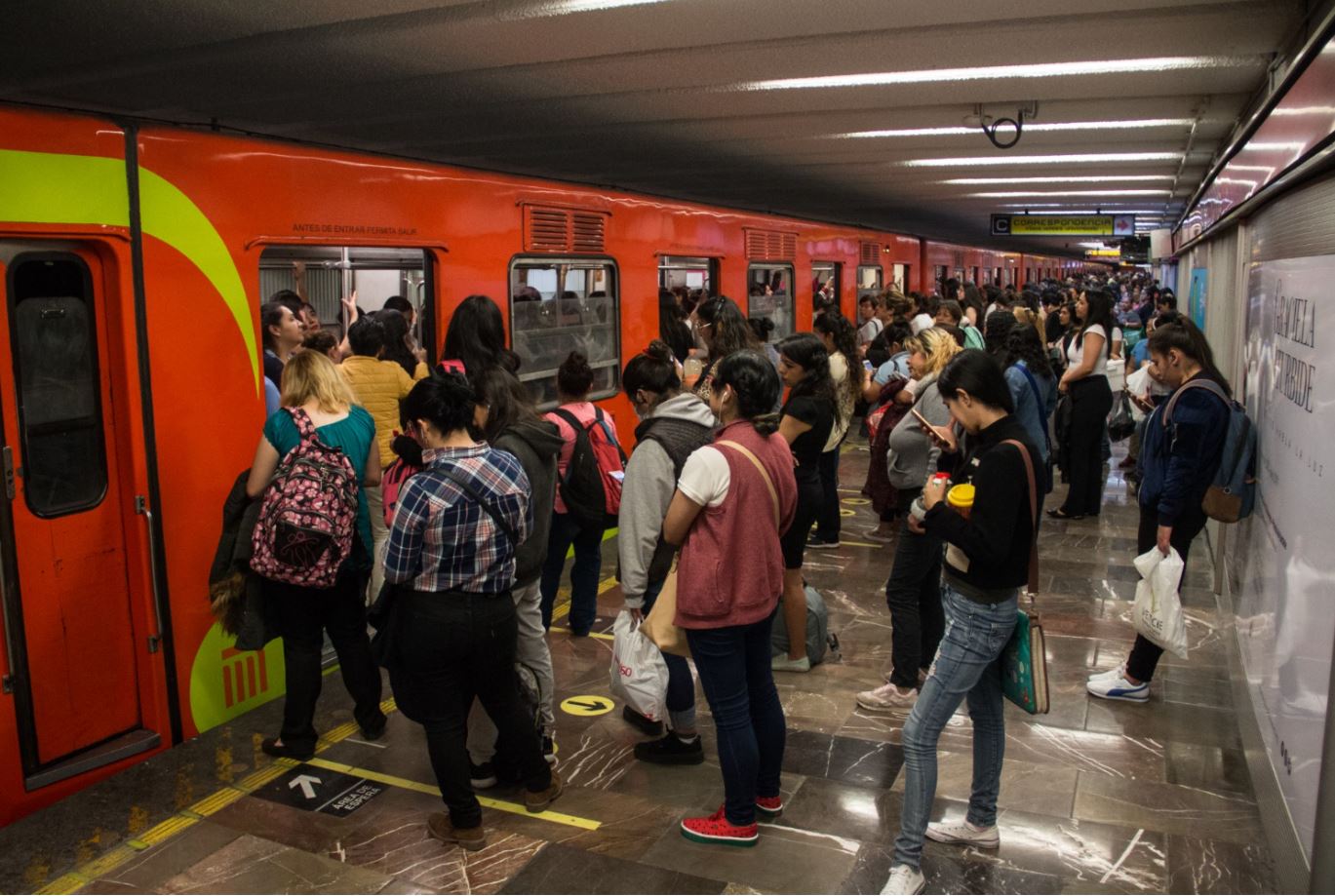 Desalojo de trenes y retrasos en líneas del metro