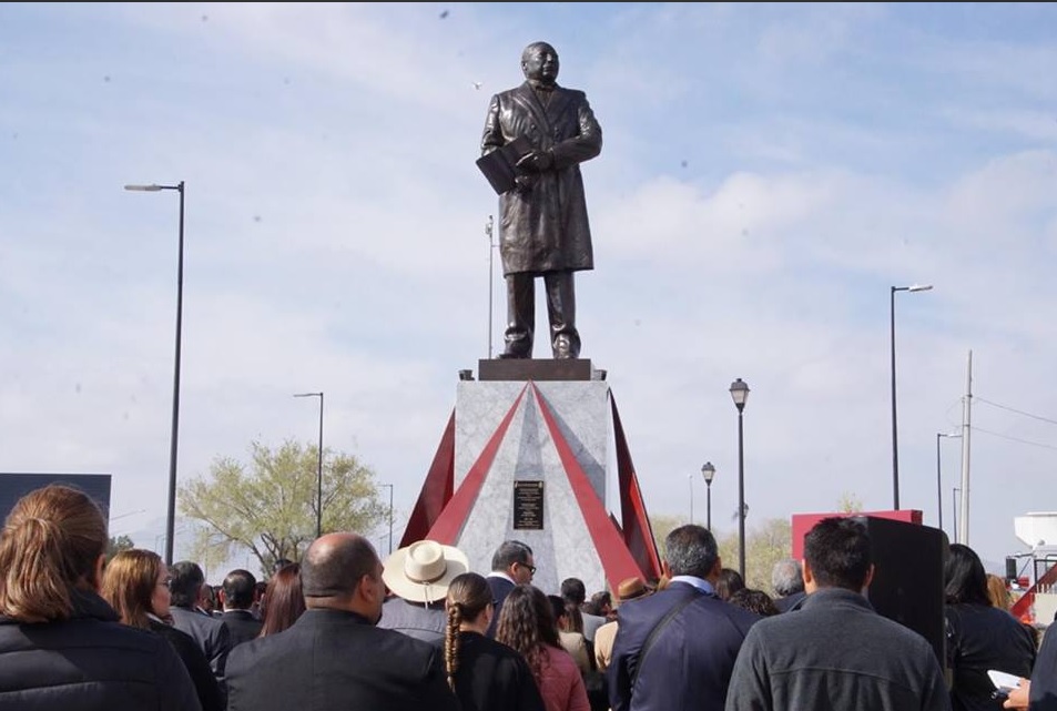 Foto: Develan escultura de Benito Juárez en Cd. Juárez. (Twitter @MunicipioJuarez)