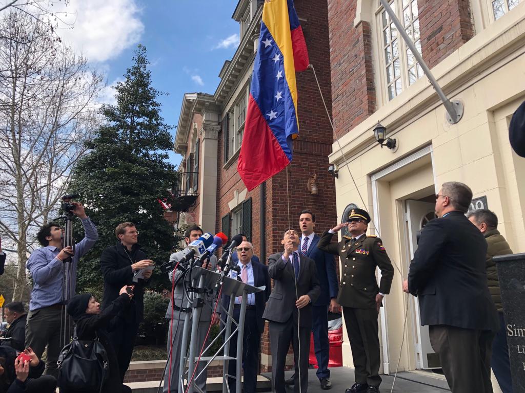 Diplomáticos de Guaidó controlan sedes de Venezuela en EEUU