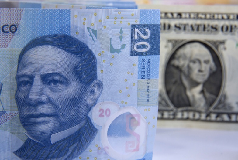 Foto: Los billetes en pesos mexicanos se preparan para una fotografía con un billete de un dólar de EU en la Ciudad de México, México, marzo 12 de 2019 (Getty Images)