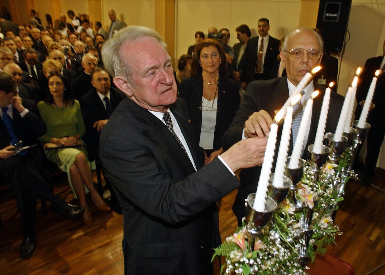El expresidente de Alemania, Johannes Rau, conmemorando los sucesos de 'La Noche de los Cristales Rotos' ocurridos 1938 (AP Images)
