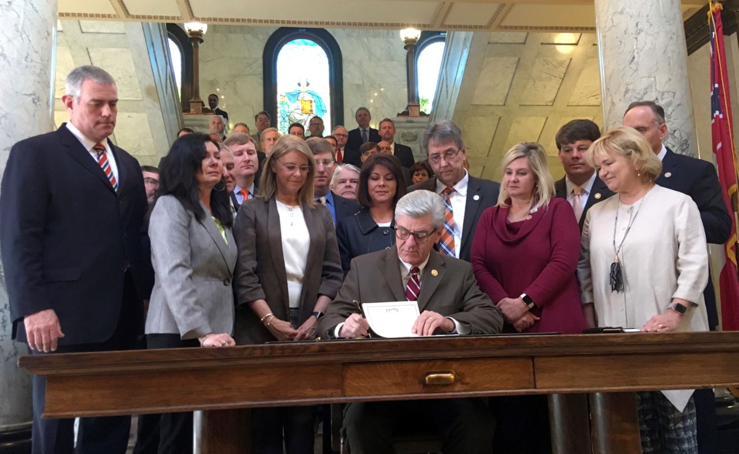 El gobernador Phil Bryant firma el decreto de la llamada 'Ley Latido' en la sede del congreso local (AP Images)