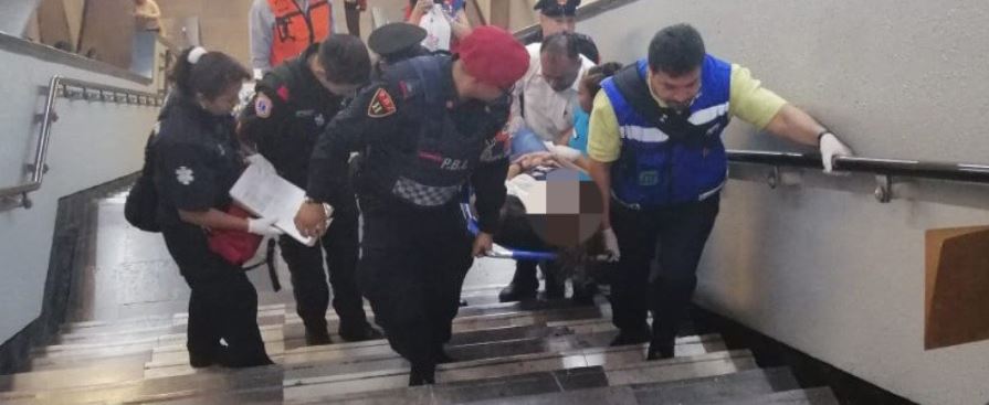 Mujer embarazada cae de las escaleras en estación Auditorio del Metro CDMX