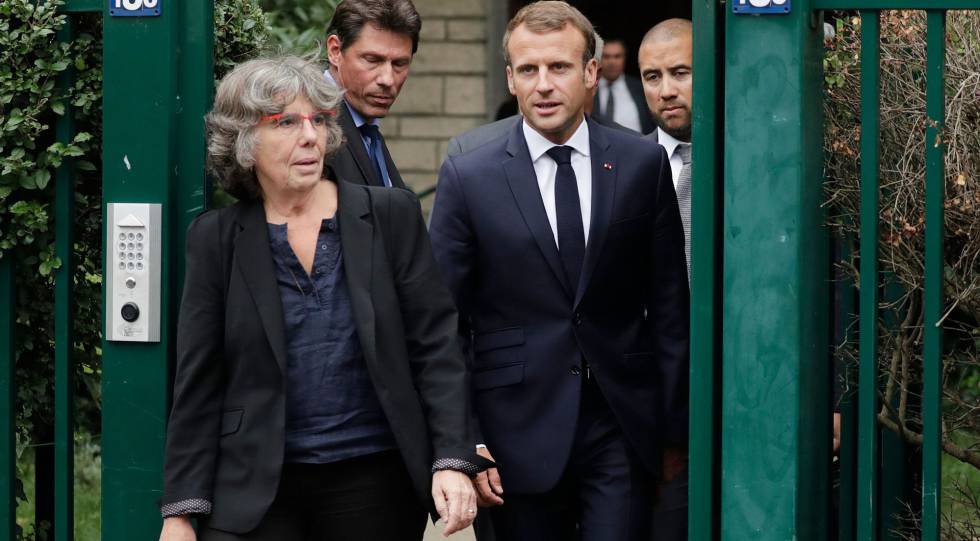 Emmanuel Macron junto a la hija de Maurice Audin, activista asesinado por militares franceses en Argelia (AFP)
