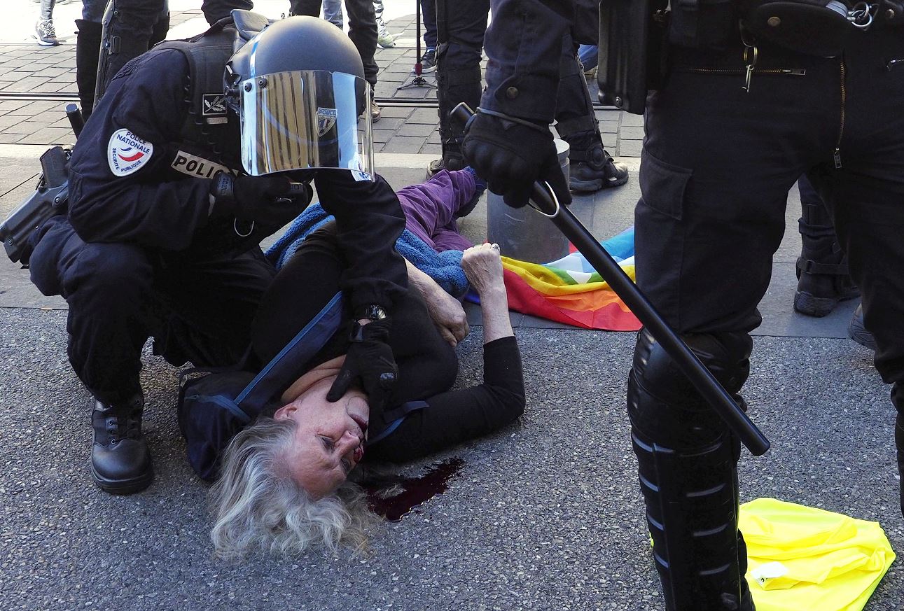 Foto:Una mujer de 75 años resultó herida durante los enfrentamientos para desalojar a varias decenas de "chalecos amarillos" de la plaza de Garibaldi, en Francia, 23 marzo 2019