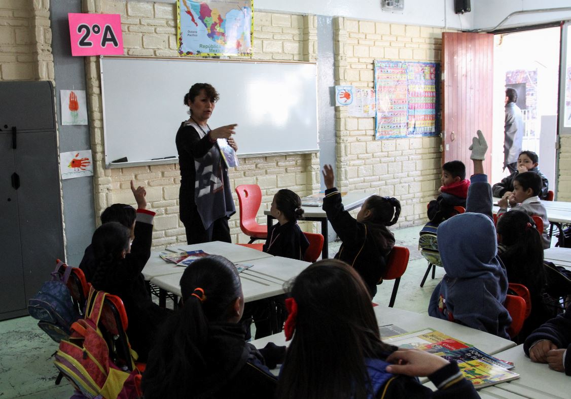 Fotografía que muestra a niños tomando clase en su escuela, 19 mayo 2019