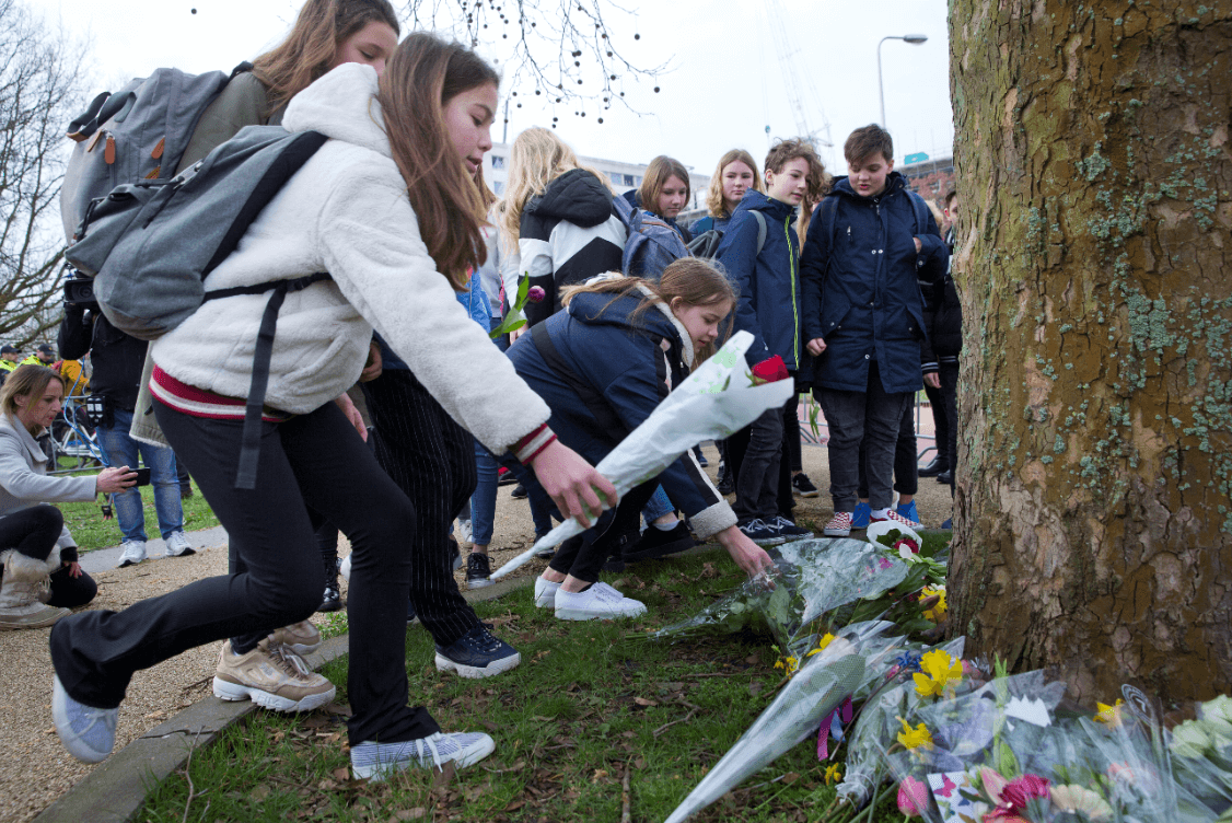 Foto: Estudiantes dejan flores en un lugar cercano al tiroteo en Utrecht, 19 de marzo de 2019, Holanda