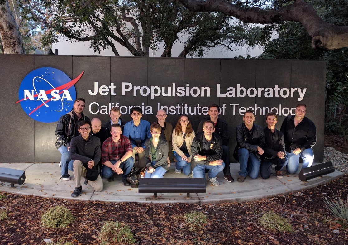 Foto: El equipo de la Universidad Estatal de Arizona que confeccionó el satélite "The Phoenix Cubesat", Estados Unidos, marzo 9 de 2019 (EFE)