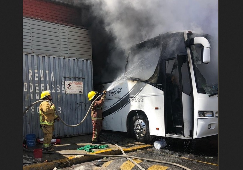 Explota autobús en taller mecánico en Puebla; hay tres trabajadores muertos