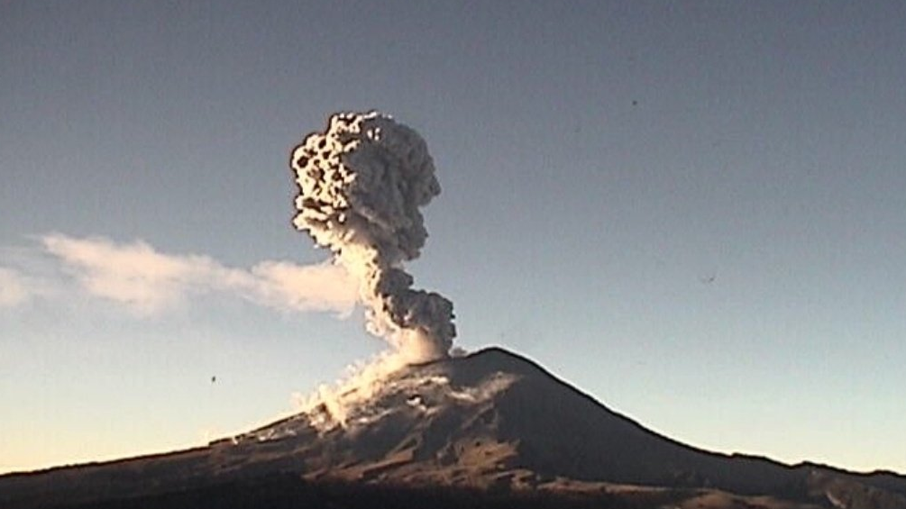 Volcán Popocatépetl expulsa material incandescente y ceniza