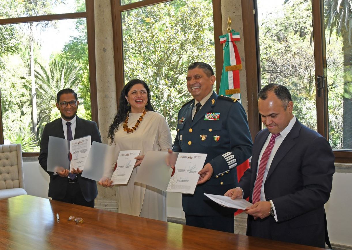 Foto: Los secretarios de Cultura, Alejandra Frausto y de la Defensa Nacional, Luis Sandoval, firmaron el acta de entrega-recepción de Los Pinos, 2 marzo 2019