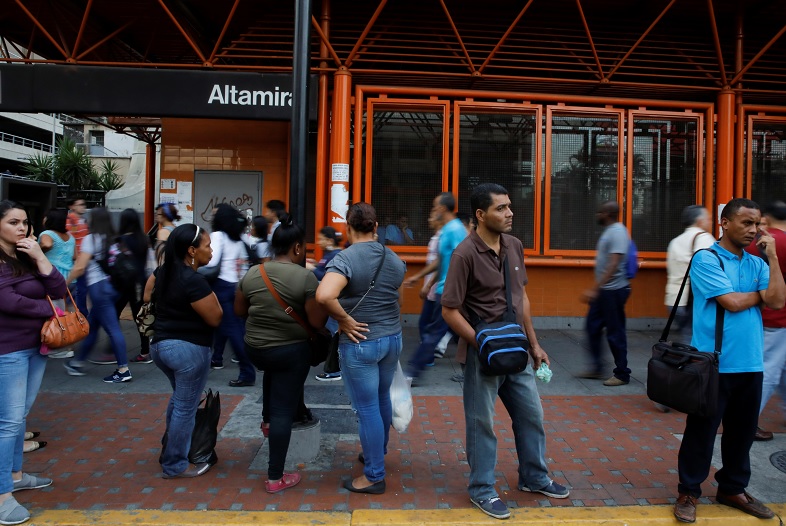 Foto: Un grupo de personas caminan afuera de una estación del Metro de Caracas cerrado por falta de energía, el 7 de marzo del 2019
