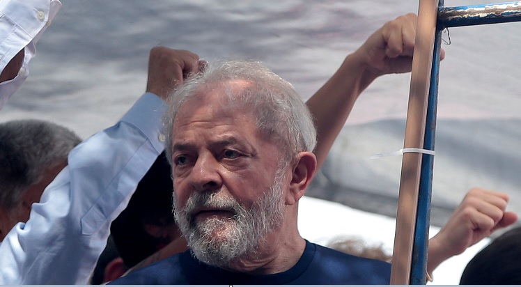 Foto: El expresidente de Brasil, Luiz Inácio Lula da Silva, asiste a una protesta frente al sindicato metalúrgico en Sao Bernardo do Campo, el 7 de abril de 2018