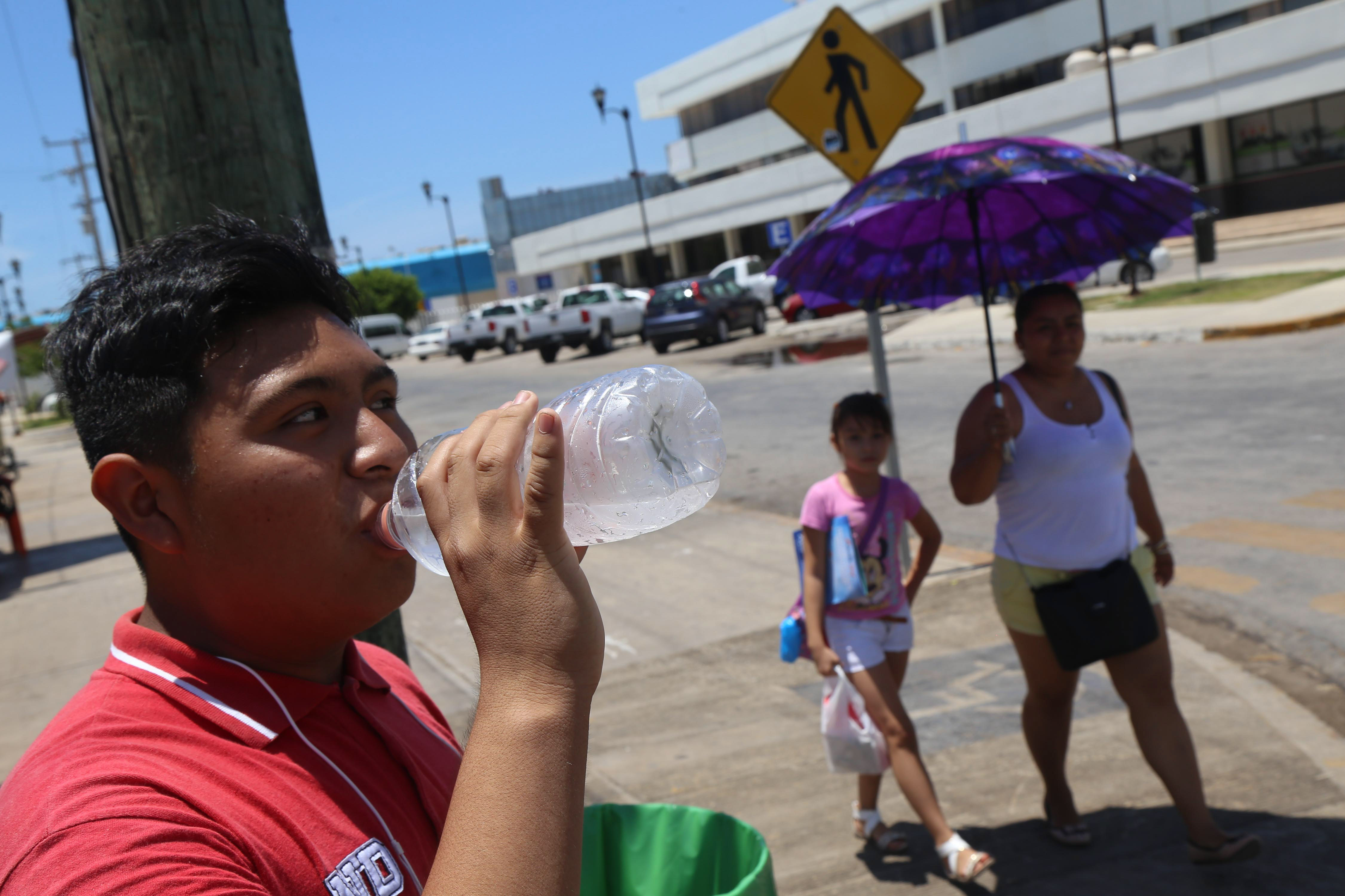 Foto: Un hombre toma agua de una botella por las altas temperaturas en la ciudad de Campeche, México, el 29 de julio de 2018