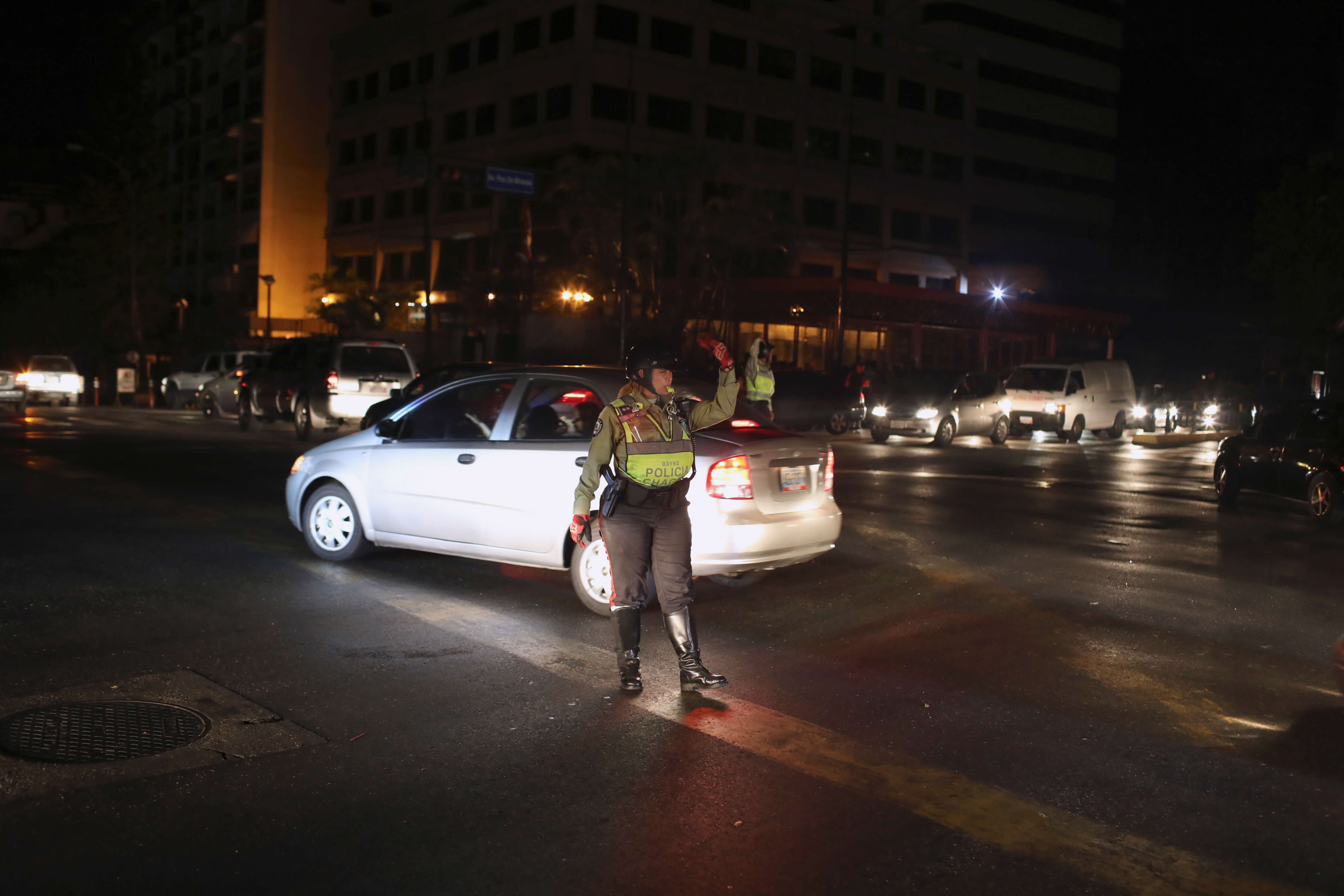 Foto: Una policía ayudan con el tráfico en un cruce vial durante un apagón en Caracas, Venezuela. El 29 de marzo de 2019