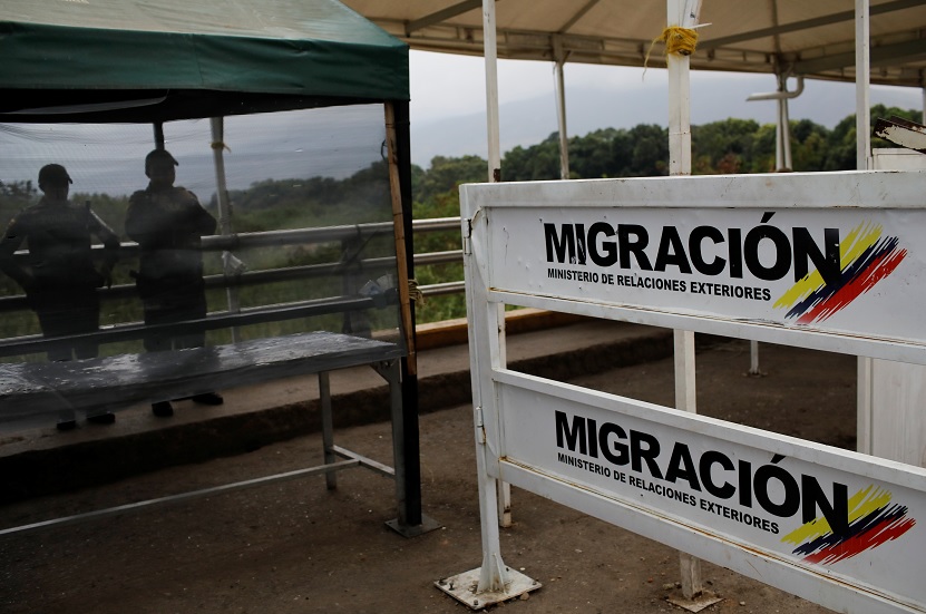 Foto: El logotipo de la migración colombiana se ve en una valla en el puente transfronterizo Simón Bolívar entre Venezuela y la ciudad de Cúcuta, el 27 de febrero de 2019