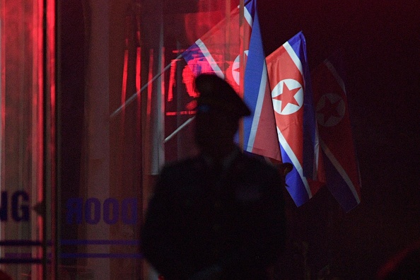 Foto: Dos banderas de Corea del Norte ondean en la estación de tren Dong Dang en Vietnam, el 25 de febrero de 2019