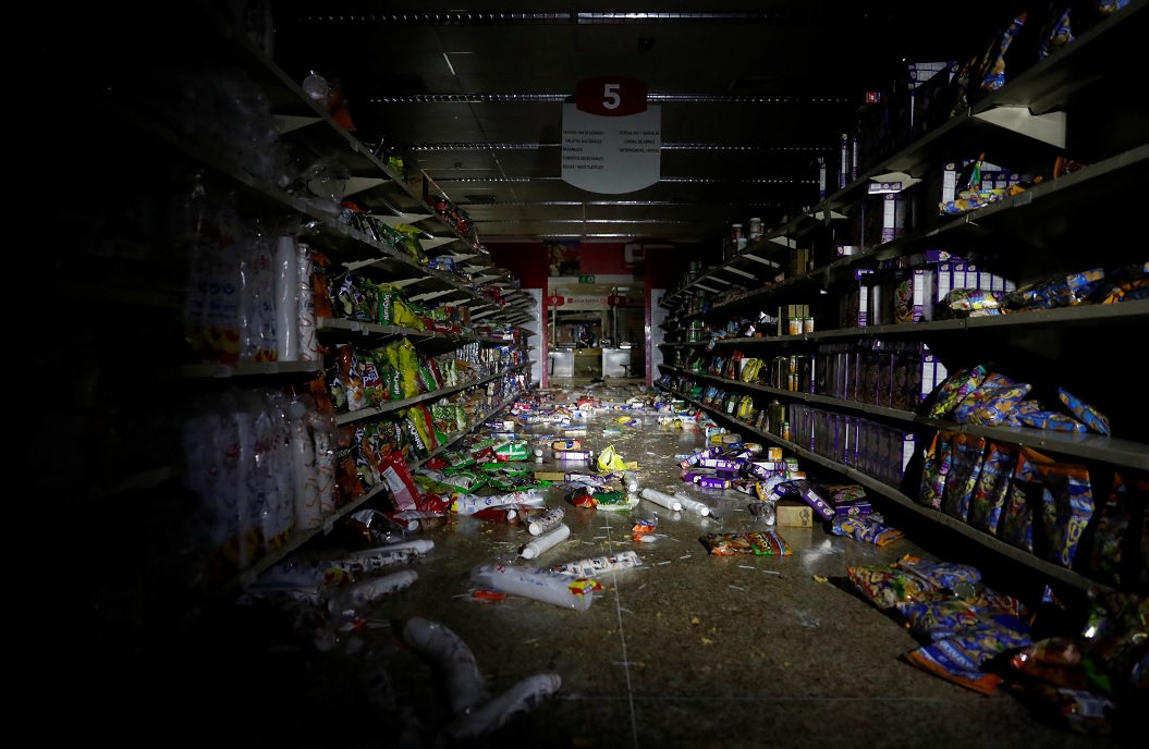 Foto: Cientos de productos tirados en un pasillo sin luz de un supermercado en Caracas, Venezuela, el 10 de marzo de 2019