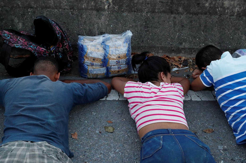 Foto: Policías venezolanos detuvieron a un grupo de jóvenes por saquear un supermercado en Caracas, Venezuela, el 10 de marzo 2019
