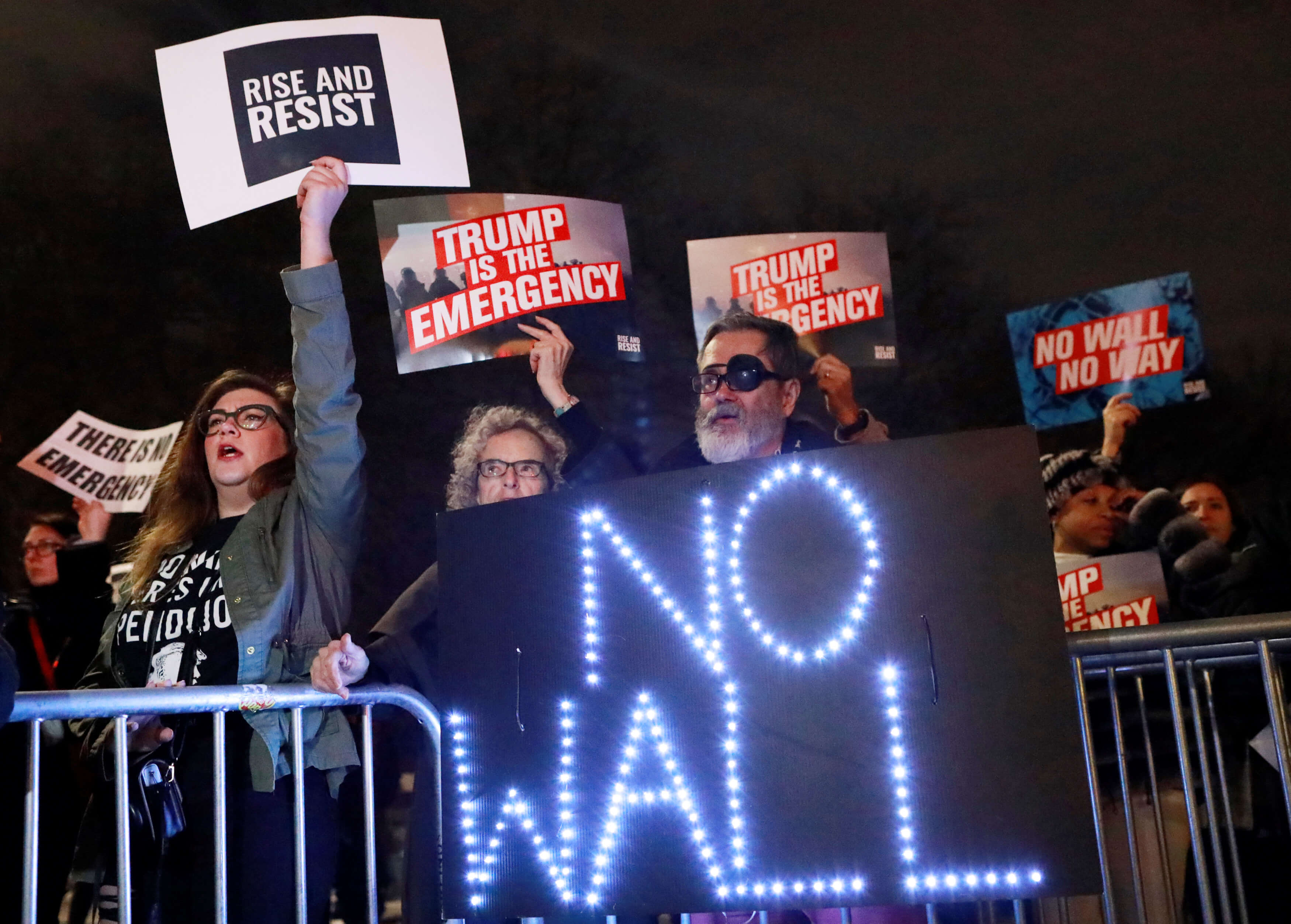 Foto: Varias personas protestan contra el presidente de Estados Unidos, Donald Trump, tras declarar emergencia nacional para construir un muro en la frontera con México, el 15 de febrero de 2019
